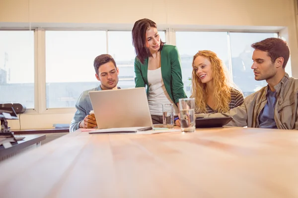 Lachende jonge vrouw met behulp van digitale tablet — Stockfoto