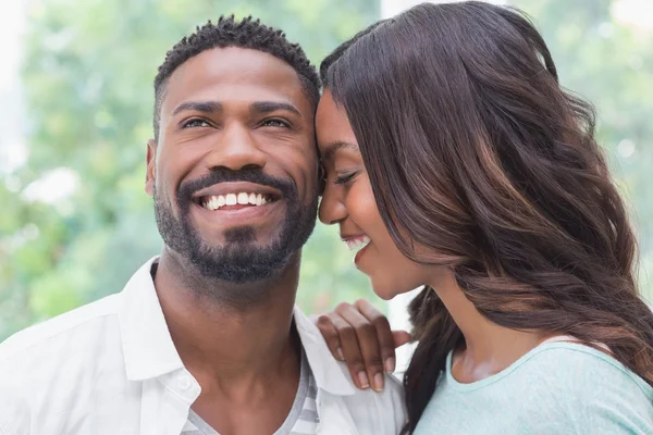 Gelukkige aantrekkelijke paar verliefd — Stockfoto