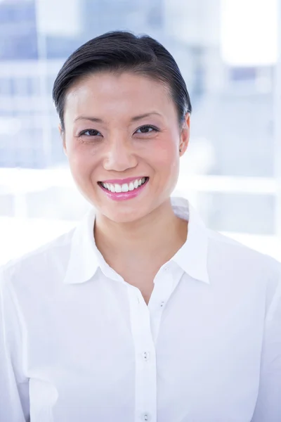 Podnikatelka se usmívá do kamery — Stock fotografie