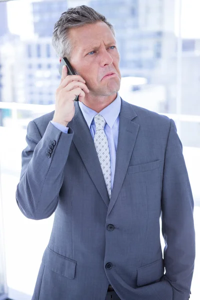 Homem de negócios irritado ao telefone — Fotografia de Stock