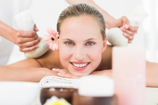 Blondine genießt Kräuterkompresse-Massage — Stockfoto