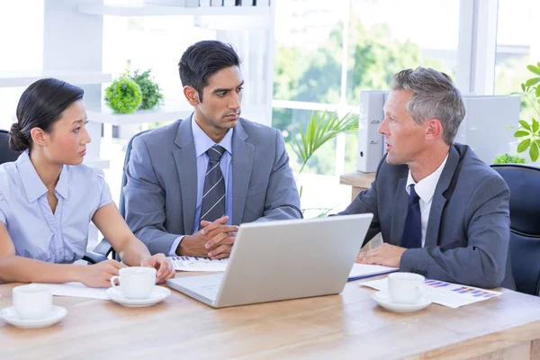 Zakenman ontmoeting met collega's met laptop — Stockfoto