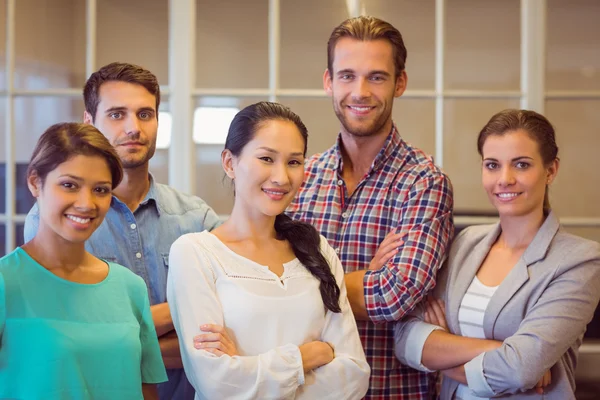 Kreativ verksamhet team tittar på kameran — Stockfoto