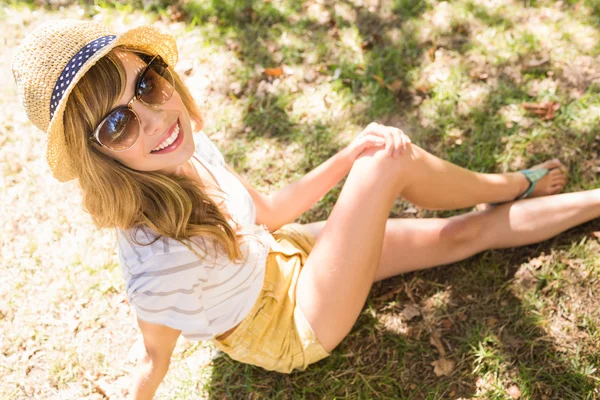 Uśmiechnięta blondynka relaks w trawie — Zdjęcie stockowe