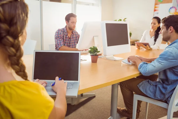 Kreatives Business-Team arbeitet an elektronischen Geräten — Stockfoto