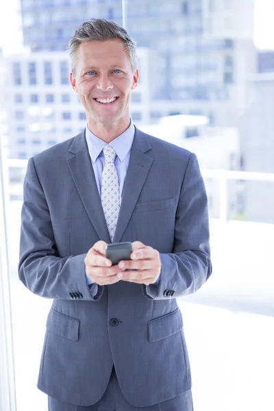 Businessman texting with his smartphone — Stock Photo, Image