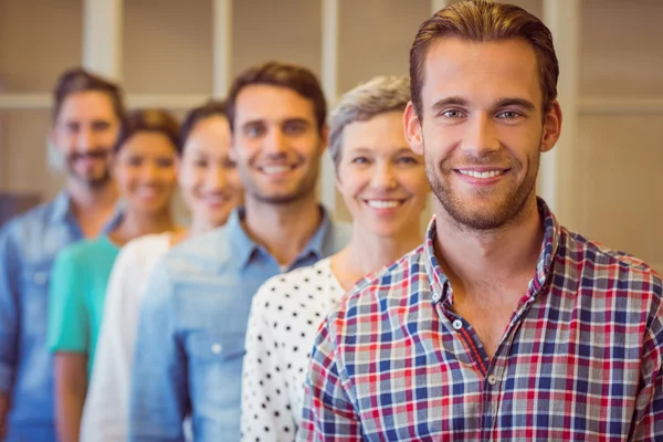 Kreativer Geschäftsmann lächelt in die Kamera — Stockfoto