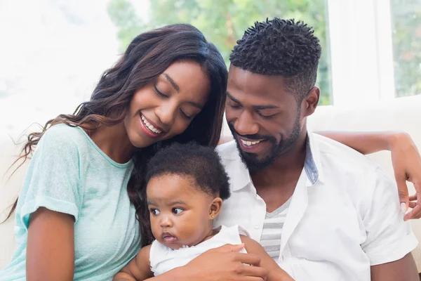 Couple avec leur petite fille sur le canapé — Photo