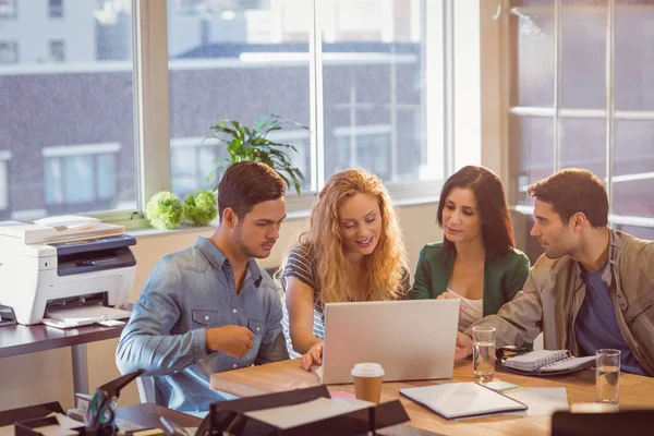 Gruppe junger Kollegen mit Laptop — Stockfoto