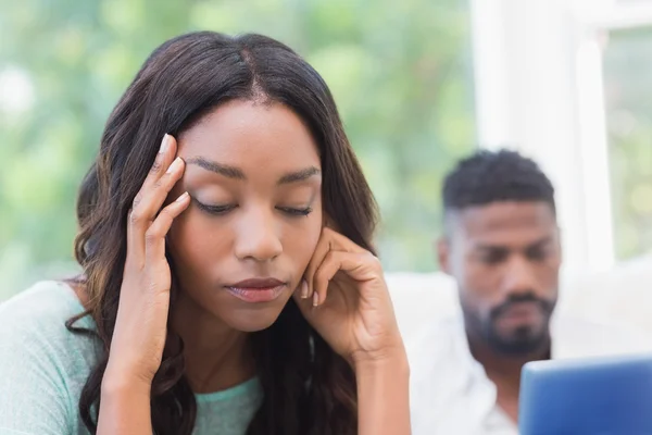 Verärgerte Frau wird von Partner ignoriert — Stockfoto