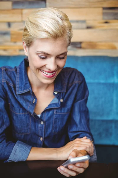 Bonita rubia enviando un mensaje de texto — Foto de Stock