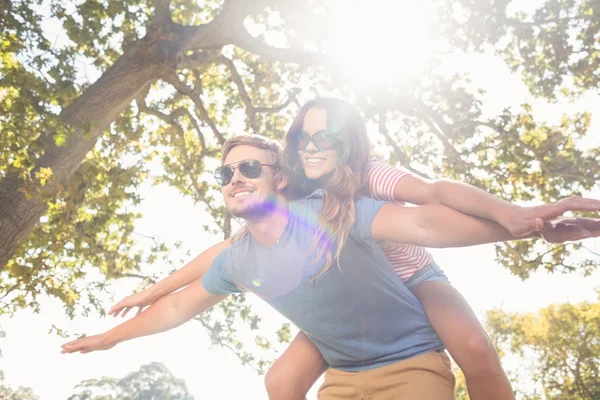 Nettes Paar hat Spaß im Park — Stockfoto