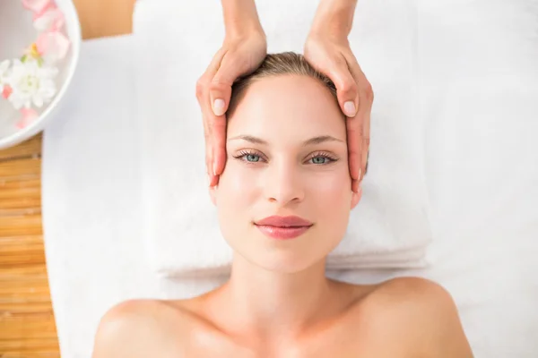Bastante rubia recibiendo masaje en la cabeza — Foto de Stock