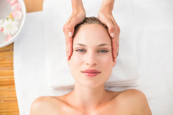 Pretty blonde receiving head massage — Stock Photo, Image