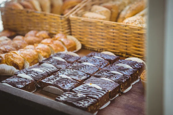 Close up de cesta com pão fresco e pastelaria — Fotografia de Stock