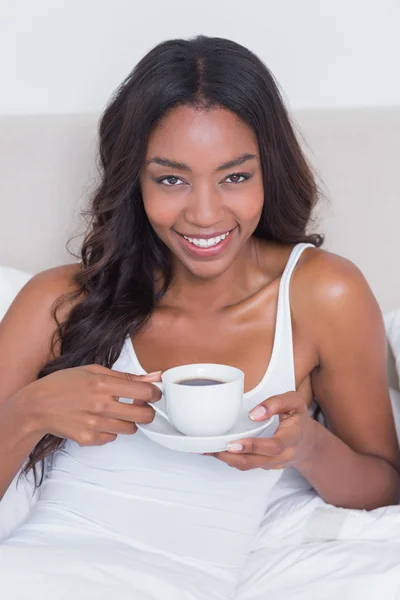 Mujer relajada bebiendo café en la cama —  Fotos de Stock