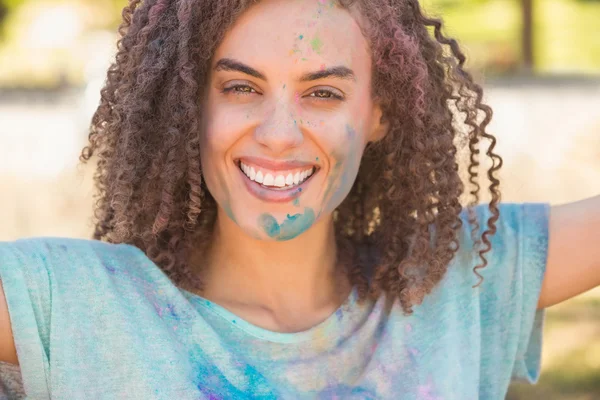 粉体塗料と楽しみを持つ若い女性 — ストック写真