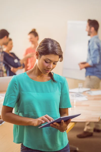 Casual zakenvrouw met behulp van Tablet PC — Stockfoto