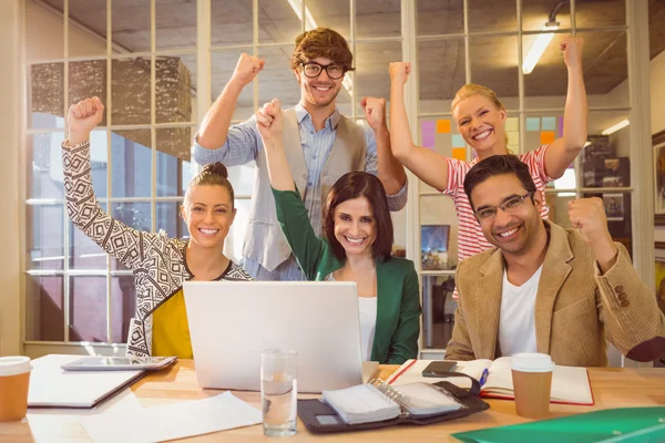 Gruppen av unga kolleger använder laptop — Stockfoto