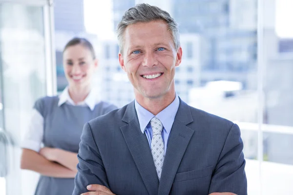 Geschäftsmann lächelt in die Kamera — Stockfoto