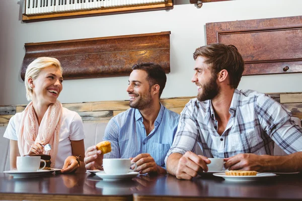 Amis prenant une tasse de café — Photo