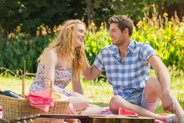Mladý pár na piknik — Stockfoto