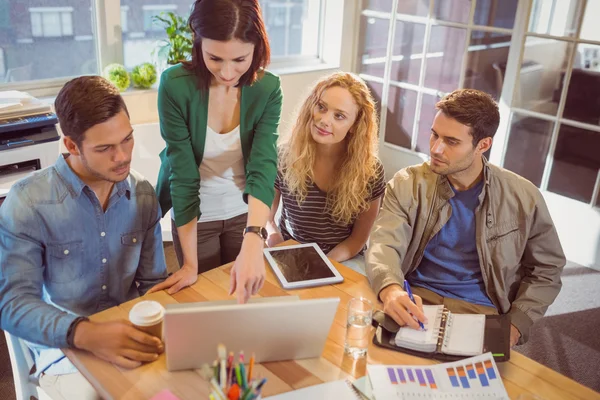 Groep van jonge collega's met behulp van laptop — Stockfoto