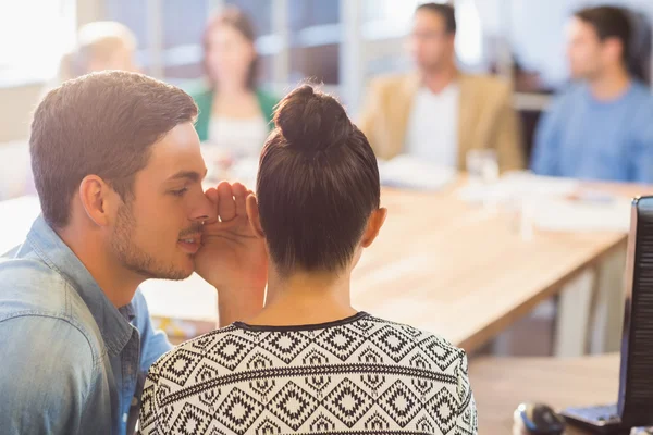 Hombre de negocios casual susurrando secreto a su colega —  Fotos de Stock