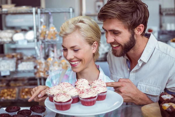 Couple mignon sur une date pointant des gâteaux au chocolat — Photo