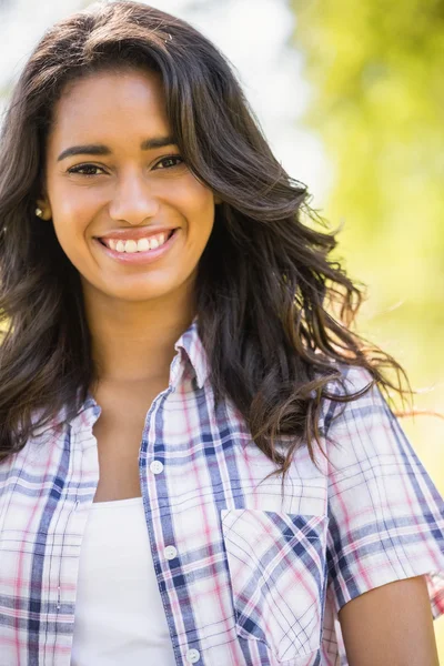 Pretty brunette looking at camera — Stock Photo, Image