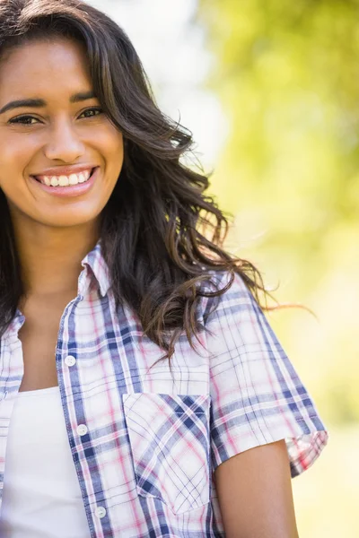 Mooie brunette kijken camera in het park — Stockfoto