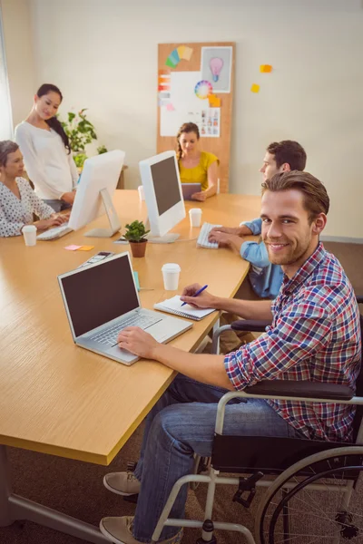 Kreativa casual affärsman i rullstol — Stockfoto