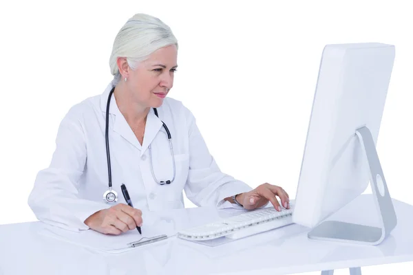 Ärztin arbeitet an ihrem Computer — Stockfoto