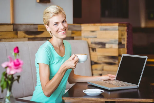 Jolie blonde tenant une tasse de café — Photo