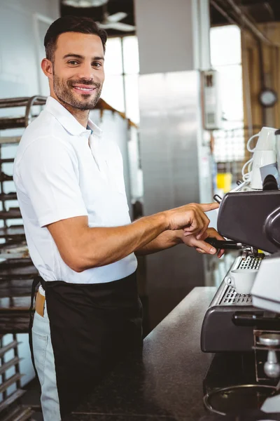 Happy worker making coffee — Stock Photo, Image