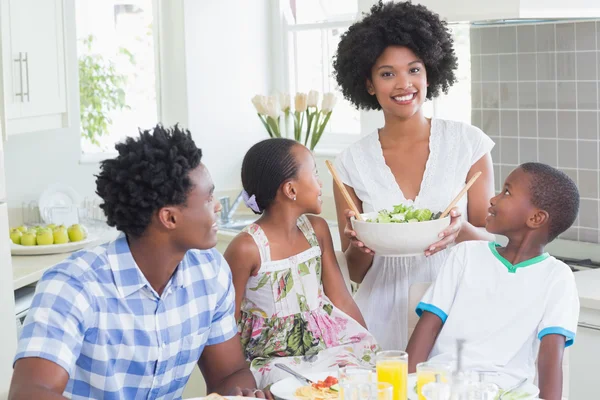 Glückliche Familie setzt sich zum gemeinsamen Abendessen zusammen — Stockfoto
