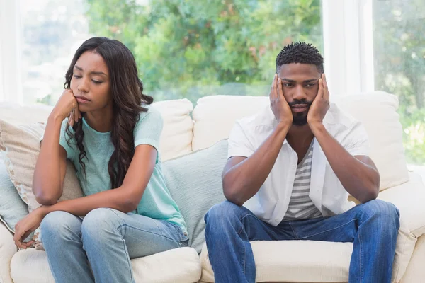 Pareja discutiendo en sofá — Foto de Stock