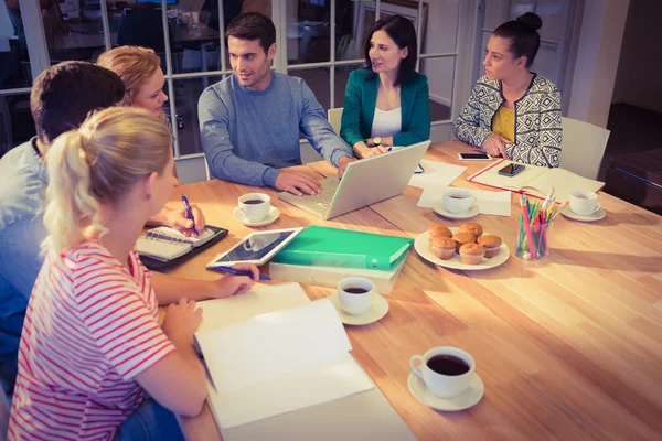 Groupe de jeunes collègues utilisant un ordinateur portable — Photo