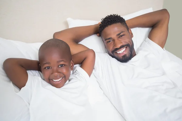 Padre e hijo sonriendo a la cámara —  Fotos de Stock