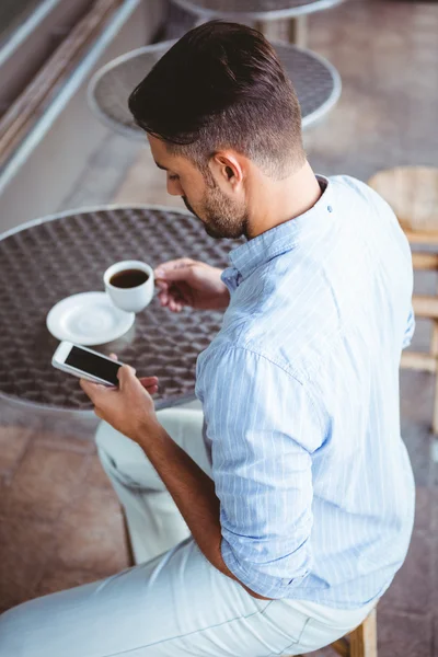 Aufmerksamer Geschäftsmann verschickt SMS — Stockfoto