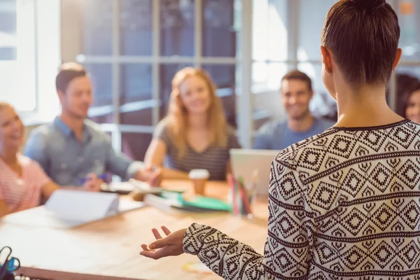 Groep van jonge collega's met behulp van laptop — Stockfoto