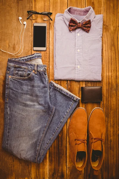 Hemd, Schuhe, Jeans, Brille neben Geldbörse — Stockfoto