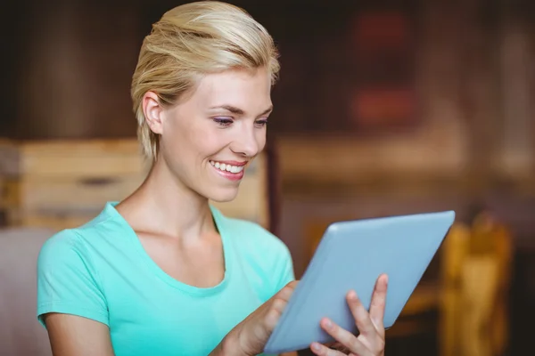 Pretty blonde using tablet computer — Stock Photo, Image