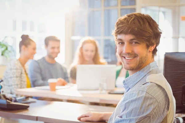 Portret van lachende jonge zakenman met collega 's — Stockfoto