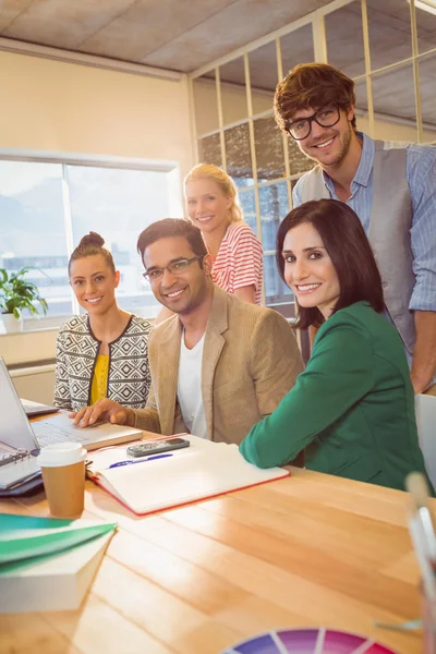 Tevreden collega's laptop gebruiken in office — Stockfoto