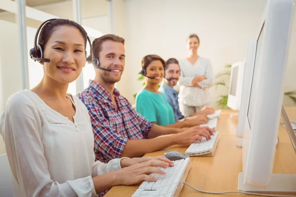 Call Center Agent arbeitet unter Aufsicht eines Managers — Stockfoto