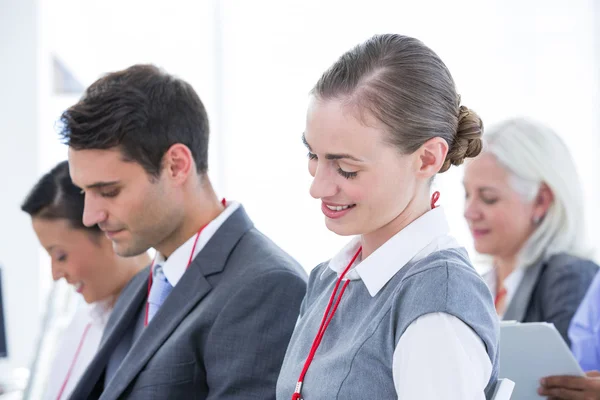 Geschäftsteam notiert während eines Meetings — Stockfoto