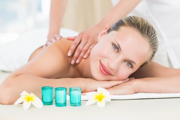 Blonde liggend op een massagetafel — Stockfoto