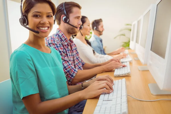 Empresária sorridente trabalhando em um call center — Fotografia de Stock