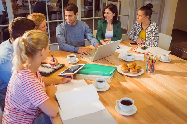 Colleghi che usano il computer portatile in ufficio — Foto Stock